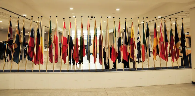 Sala com bandeiras representando parcerias comerciais